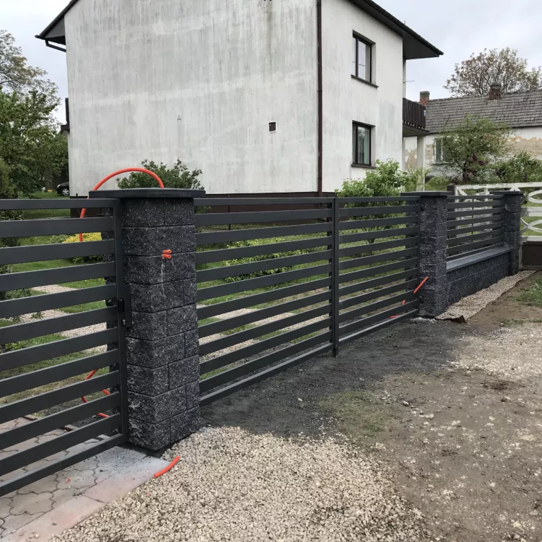 Ogrodzenie z bramą skrzydłową